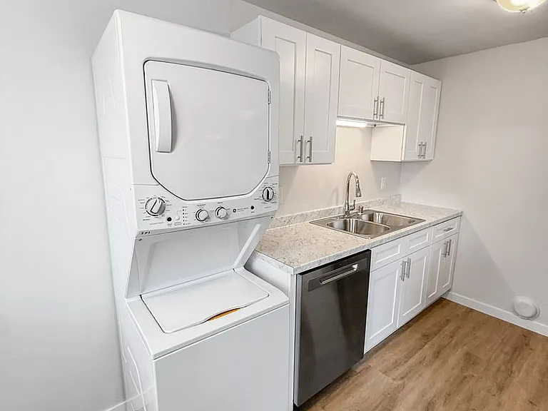 Meadowbrook Apartments — Photo 16
