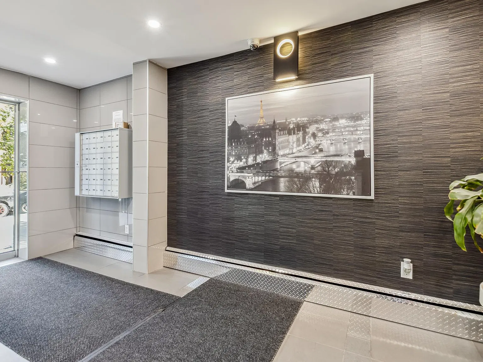 Clarence Street Apartments — Photo 4