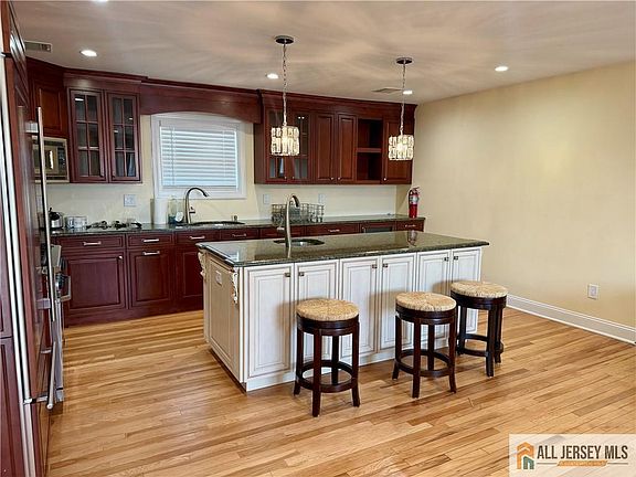 4th image of 1084 Stelton Rd