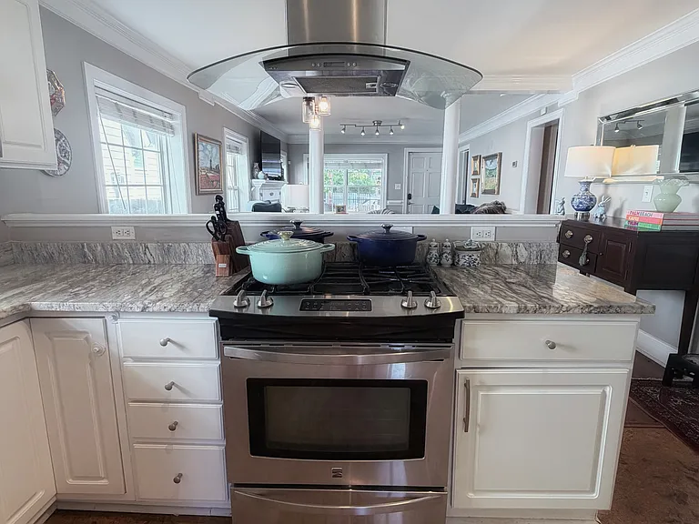 402 Pershing Rd — Photo 6