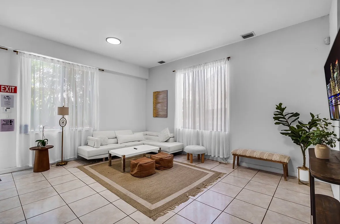 12 bed, 5514 sqft, $1,075 — Photo 3