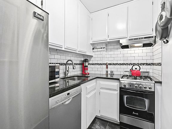 4th image of 7 E 14th St APT 1525