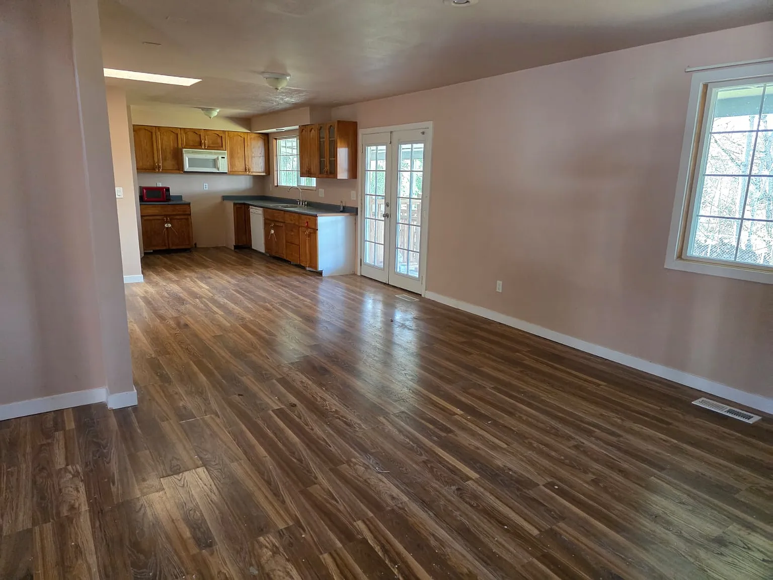 10 bed, 3098 sqft, $5,000 — Photo 2