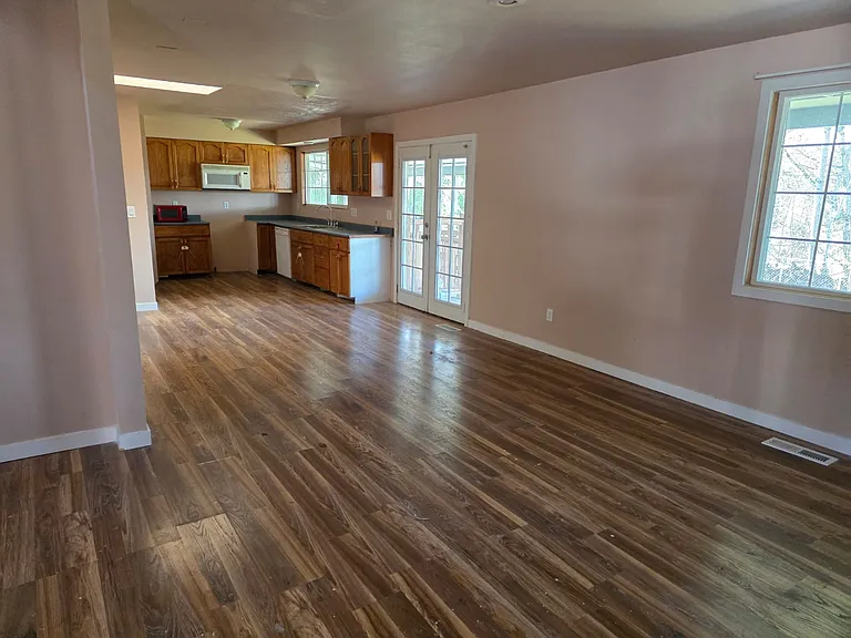 1406 Valley View Dr — Photo 2