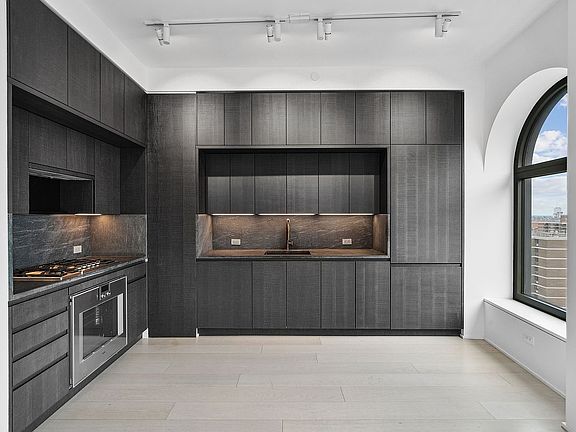 4th image of 130 William St #24D