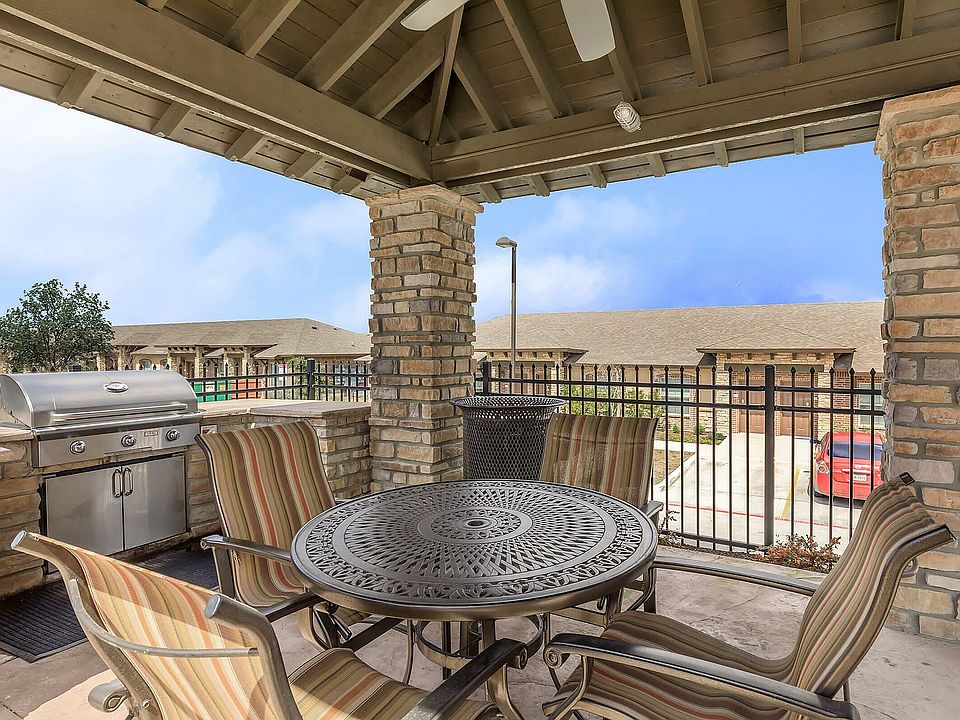 Outdoor BBQ and Dining Area at Arroyo Seco Villas