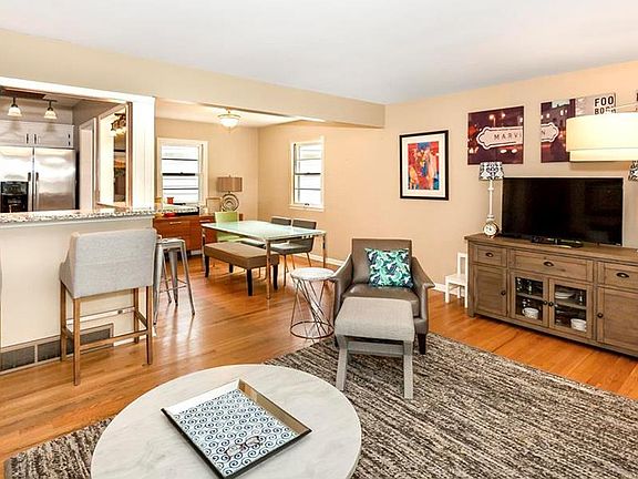 4th image of 8400 W 90th Ter
