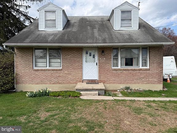 2nd image of 525 Mohns Hill Rd