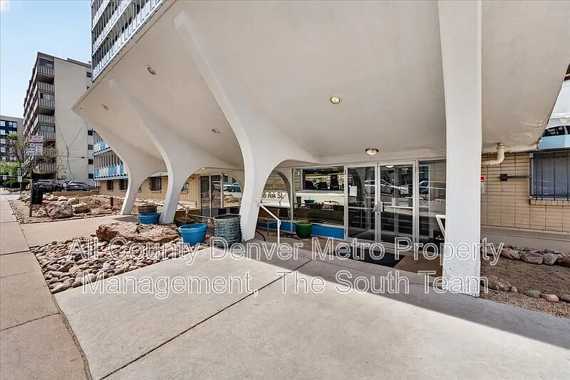 Building Photo - 1155 Ash St #304