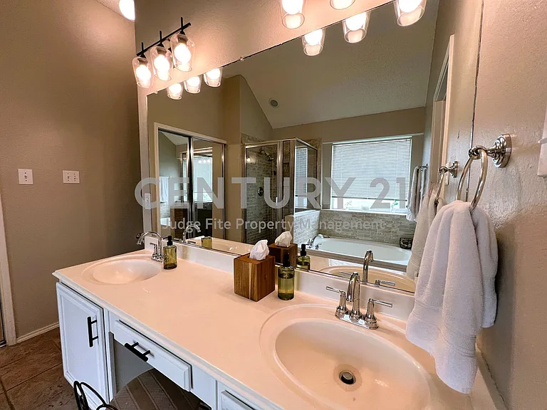 11413 Huntington Rd — Photo 6