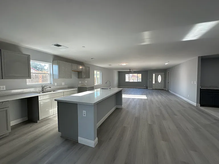 4825 Lincoln Ave — Photo 4