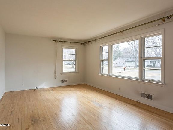 2nd image of 2022 Krolow St