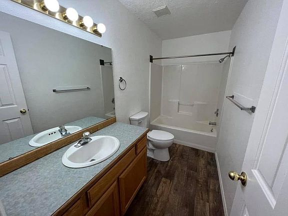 5th image of 835 Eastland Park Dr