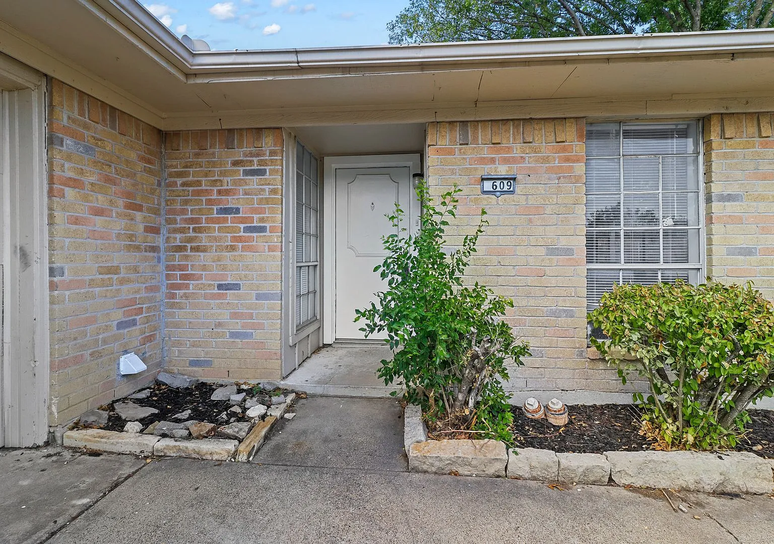 Quaint And Cozy 3 Bedroom, 2 Bathroom House W Fireplace!! — Photo 2