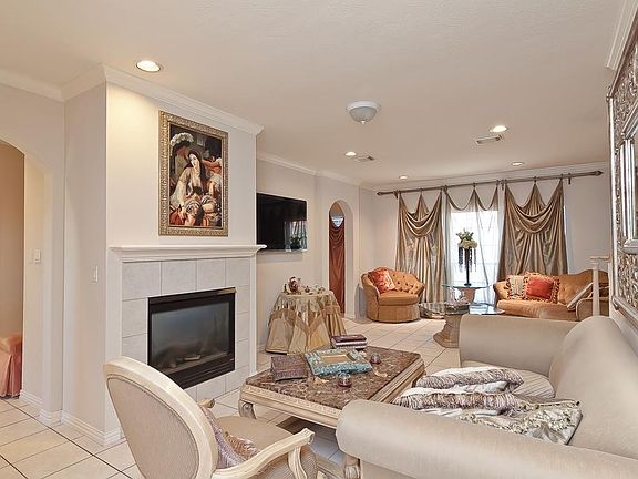 LIVING ROOM WITH FIREPLACE