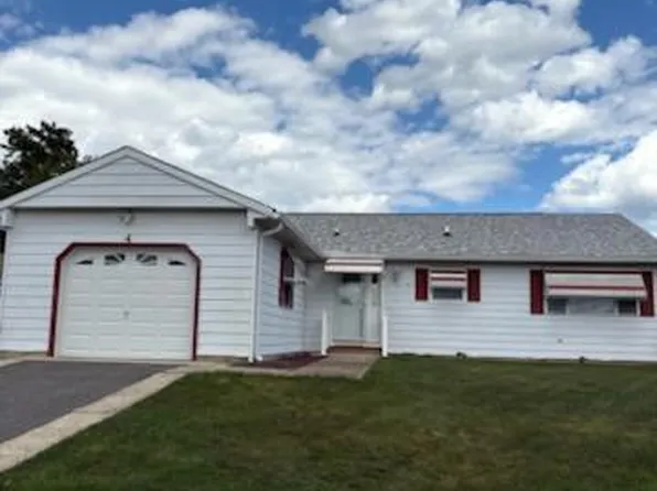 4 Flamingo Way, Toms River, NJ 08757