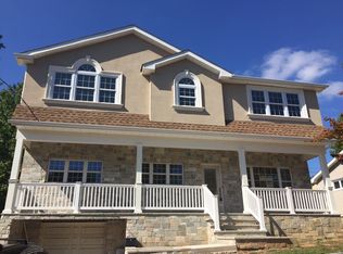 934 Drumgoole Rd W, Staten Island, NY 10312