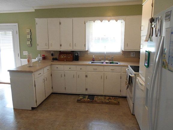 2nd image of 135 Greenbriar Ln