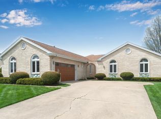 1302 E Brookwood Dr, Arlington Heights, IL