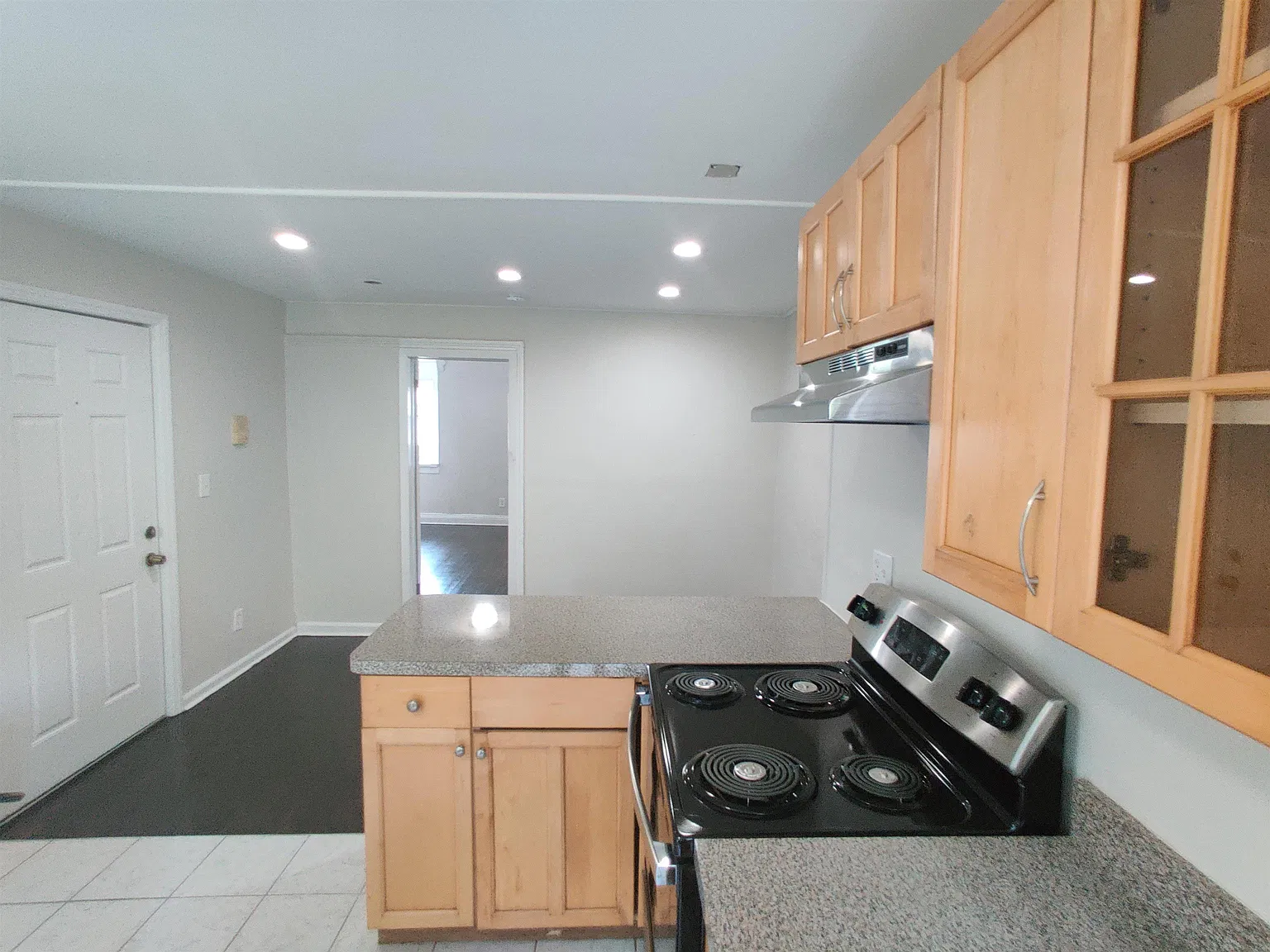 1 bed, 1.0 bath, 550 sqft, $2,000 — Photo 2