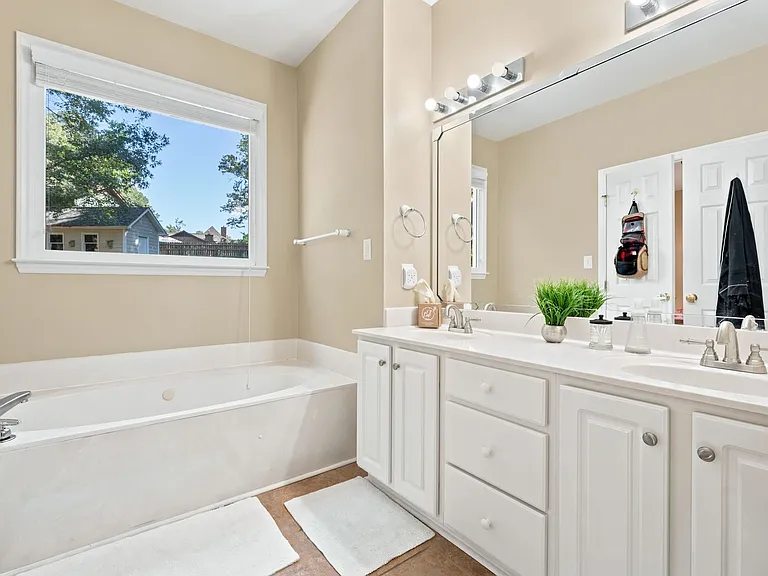 2306 Strawberry Ln — Photo 9