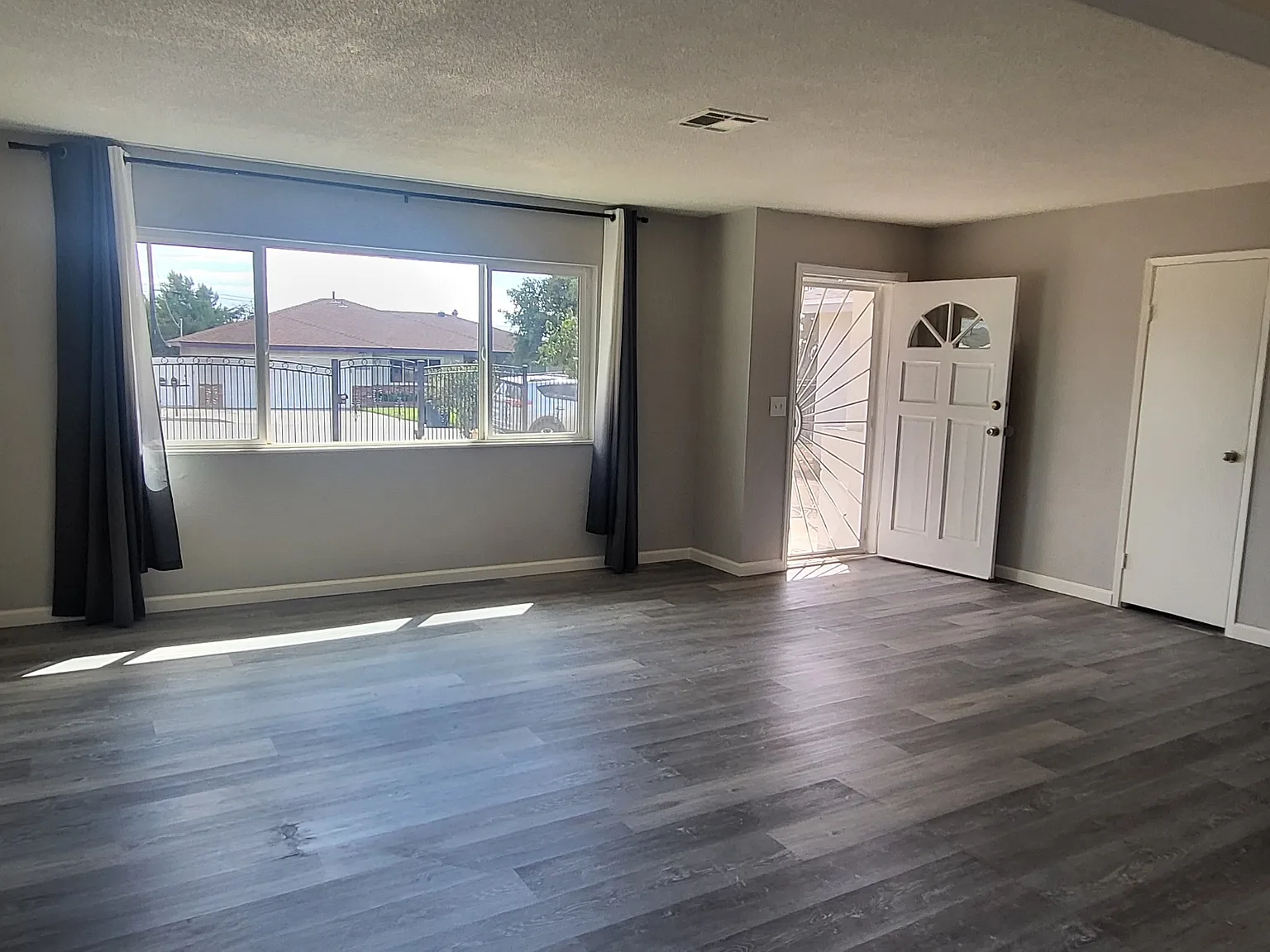 3 bed, 1404 sqft, $3,000 — Photo 2
