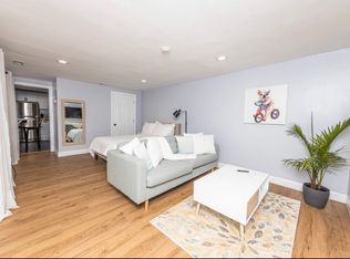 1527 Green St #3R, Philadelphia, PA 19130
