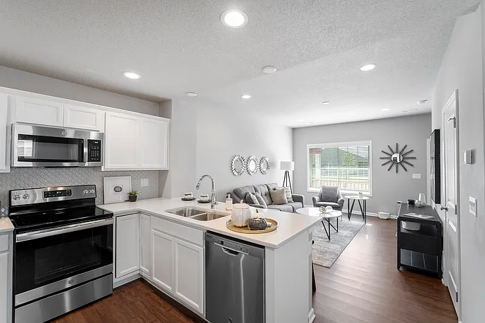 2228 Hazeltine Pl — Photo 1