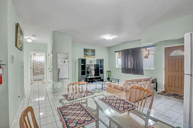 6 bed, 2.0 bath, 2160 sqft, $4,250 — Photo 2