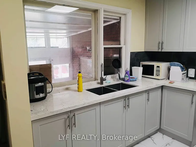 22 Ivordale Cres #A — Photo 4