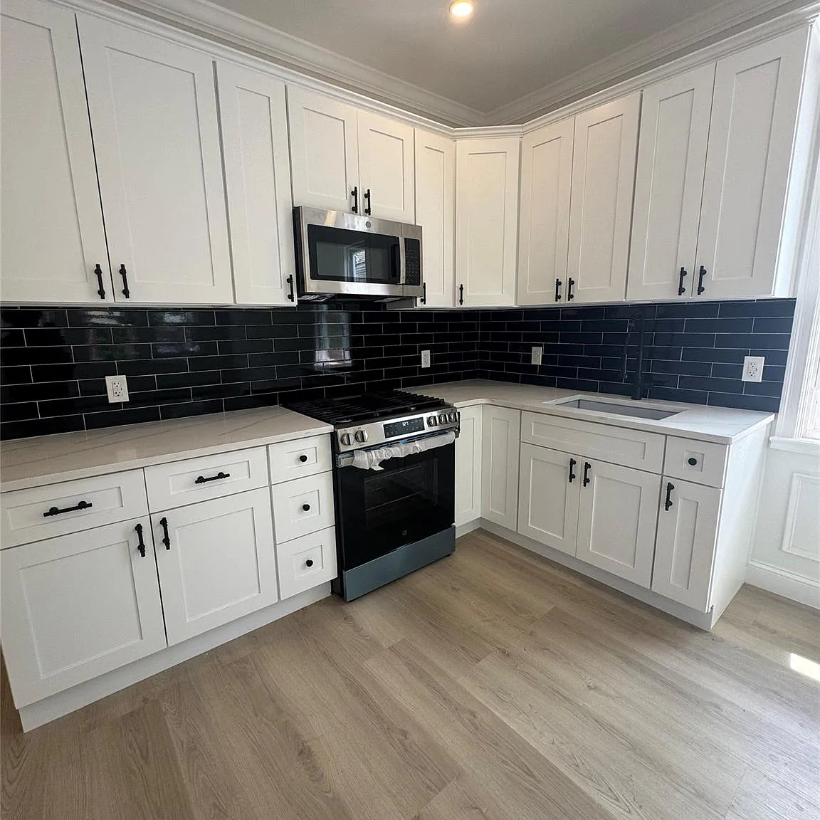 3 bed, 1.0 bath, 1430 sqft, $3,200 — Photo 3