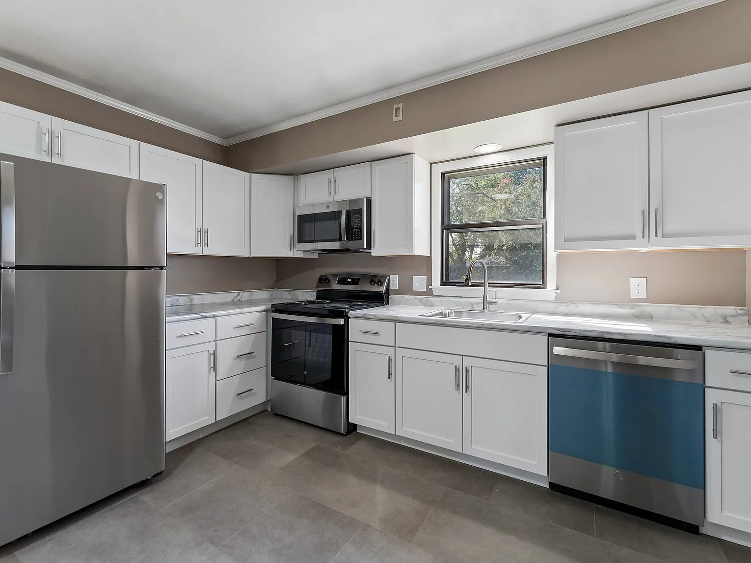 3 bed, 1374 sqft, $2,200 — Photo 4