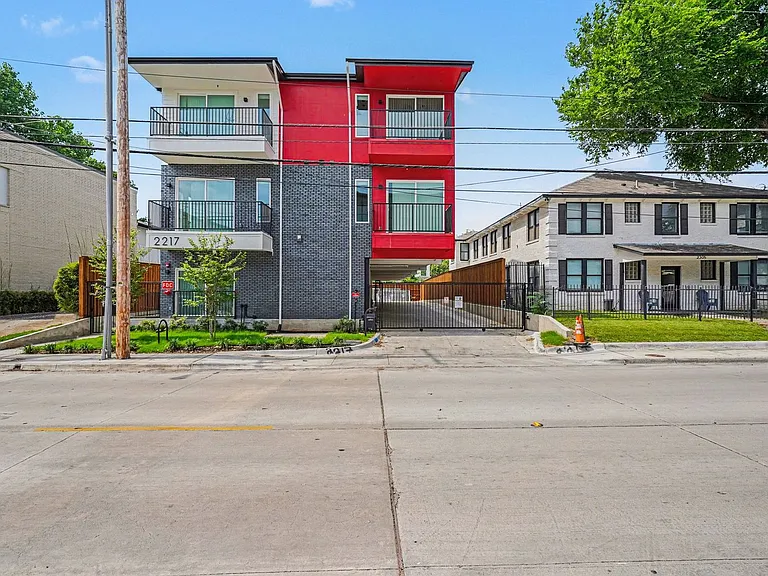2217 N Fitzhugh Ave #303 — Photo 2