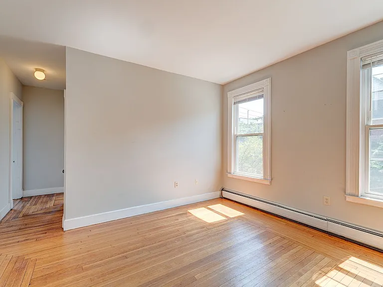 94 Howe St — Photo 2