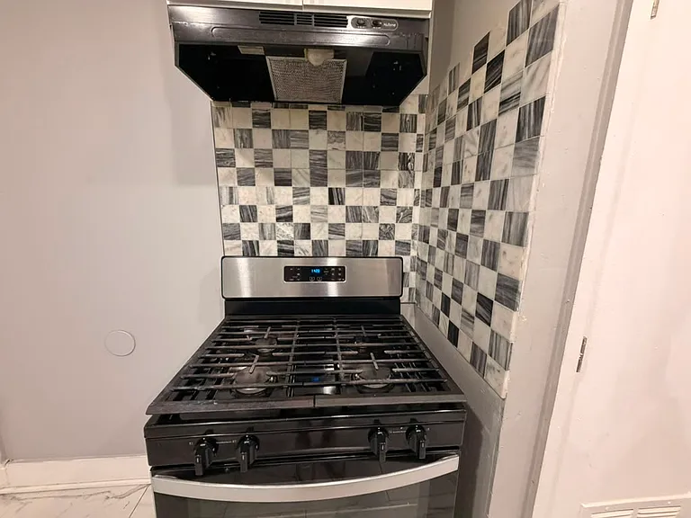 142 Rowe St #1B — Photo 6