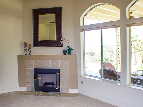 3rd image of 932 Vista Ln