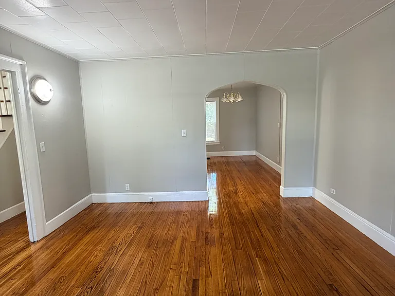 202 Hallock Ave — Photo 2