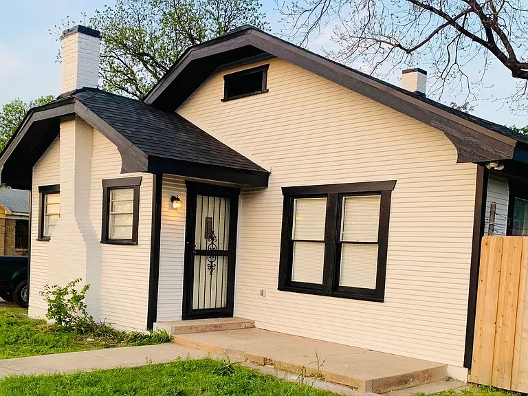 162 N Riverside Dr — Photo 1