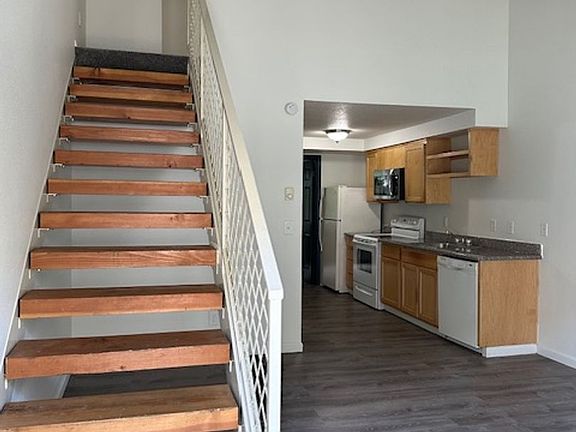 4th image of 12026 SE Ash St #219