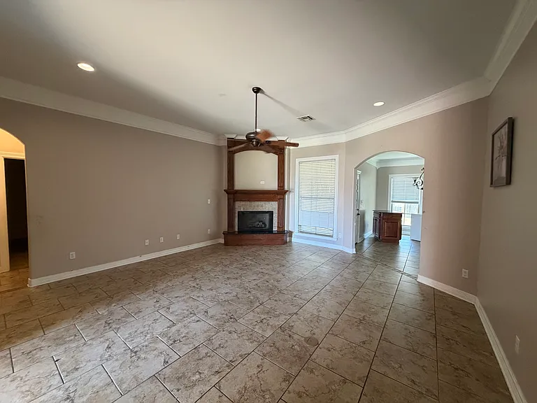 617 Alder Ln — Photo 3