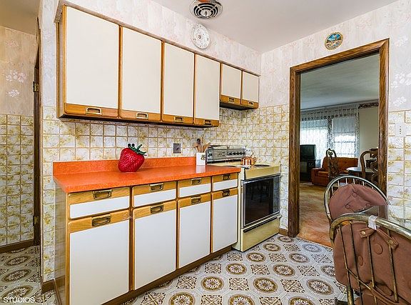 5th image of 6943 W Oakton Ct
