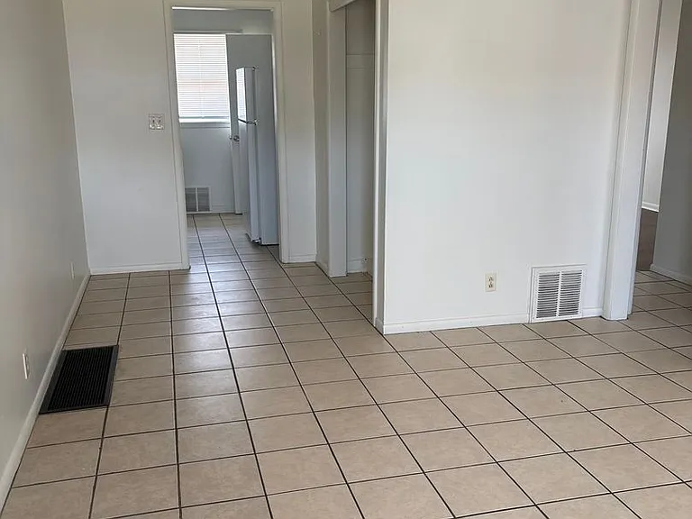 4407 E Linwood Blvd — Photo 2