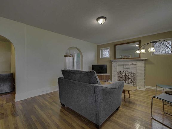 4th image of 939 Hiawassee Ave