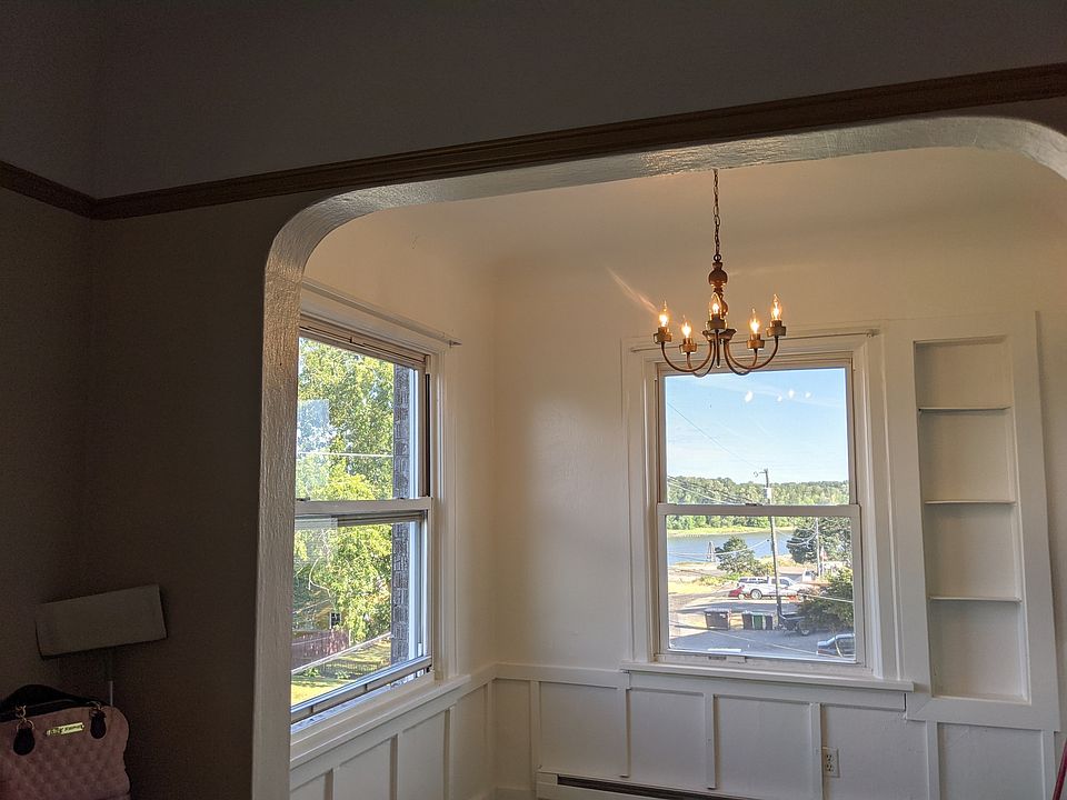 Beautiful dining area with panoramic Columbia River views!