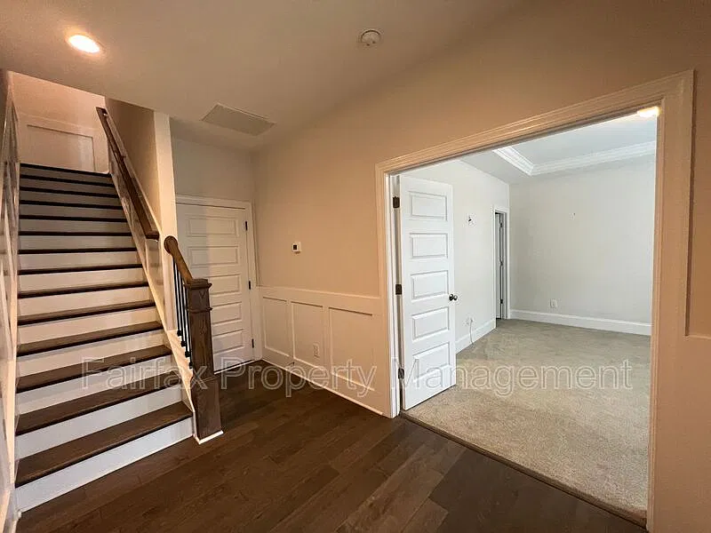 4 bed, 3.5 bath, 2000 sqft, $3,000 — Photo 2