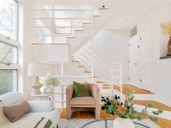 9 Surrey St #9, Cambridge, MA 02139