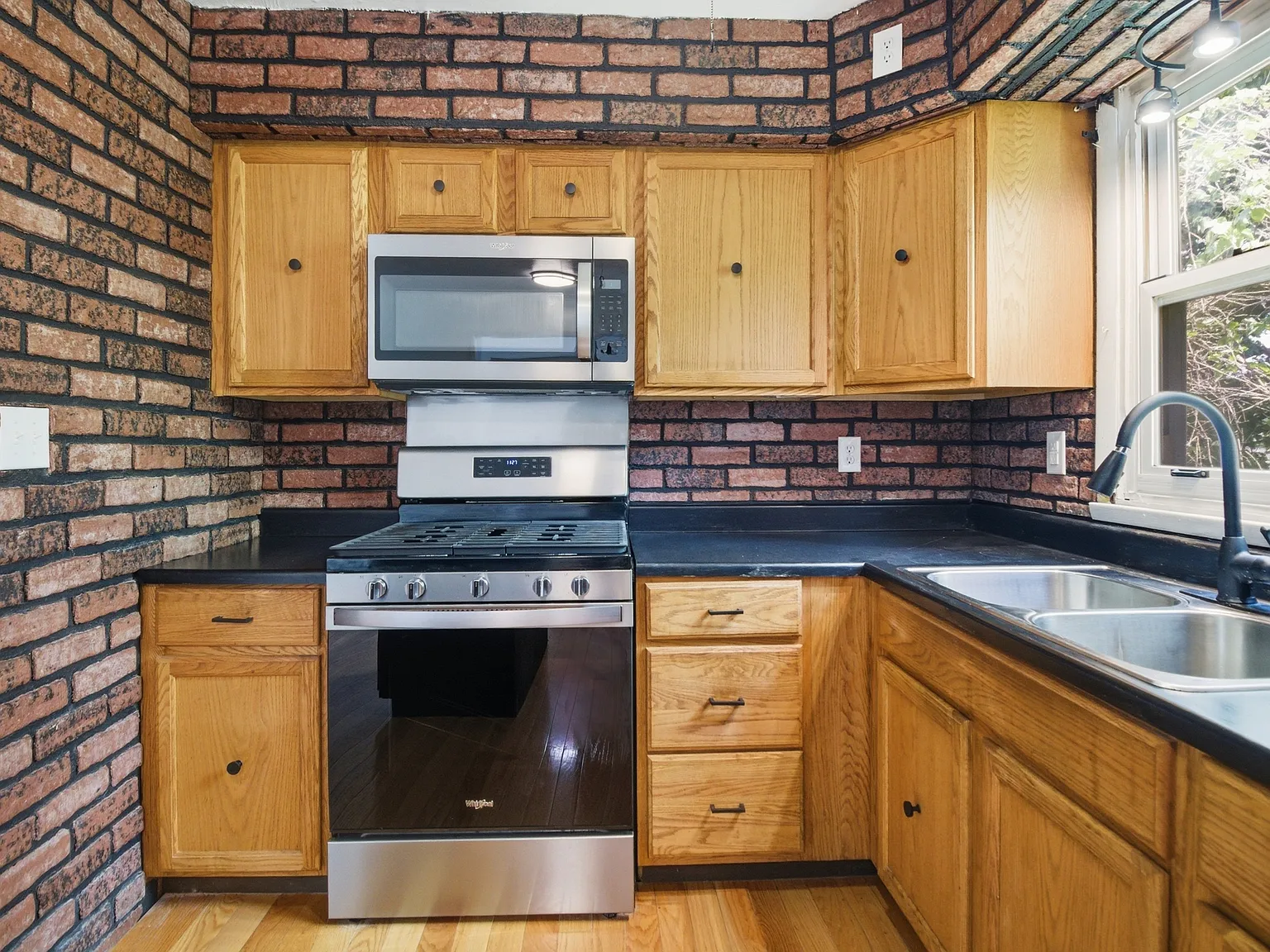 3 bed, 1142 sqft, $1,650 — Photo 3