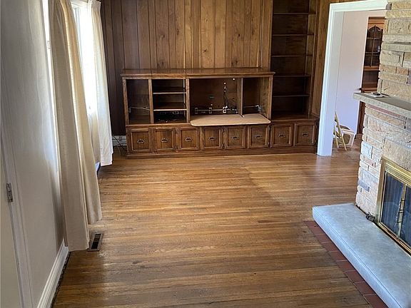 2nd image of 523 N Main St