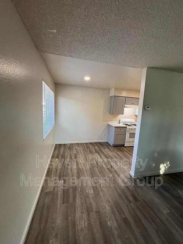 3 bed, 1.0 bath, 1043 sqft, $2,195 — Photo 4