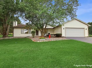 8707 Deer Trail Rd, Spring Grove, IL 60081